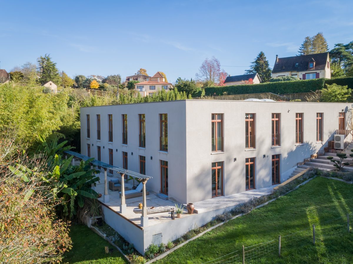 La façade sur le jardin, vue du ciel, sa toiture végétalisée et le parc en contrebas