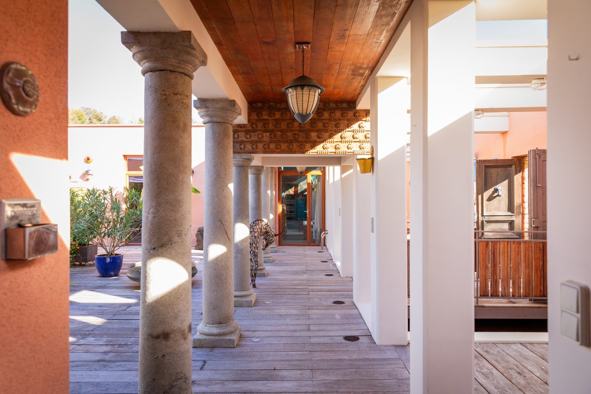 La galerie à colonnes de granit, son plafond de bois et son mur ocre