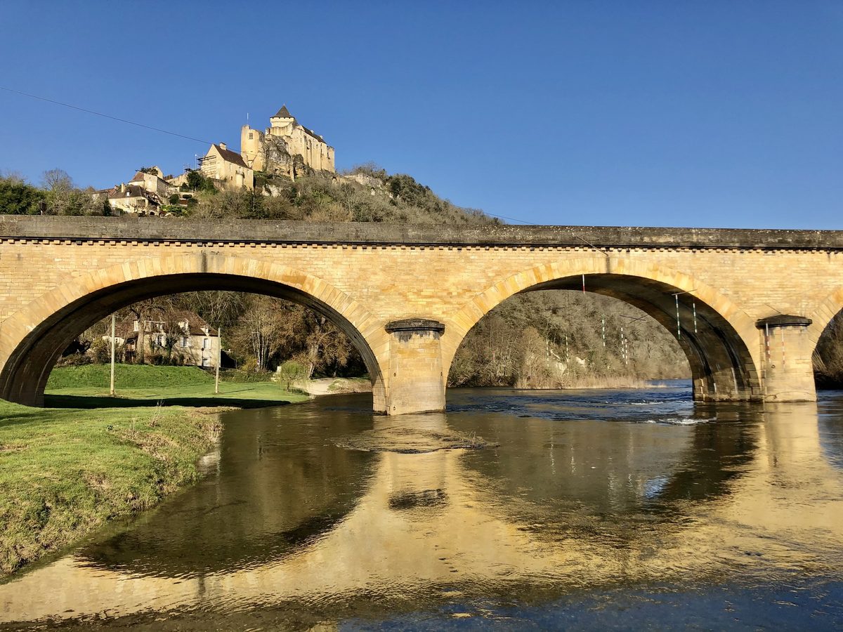 Le pont de Castelnaud sur la Dordogne, et son château au-dessus
