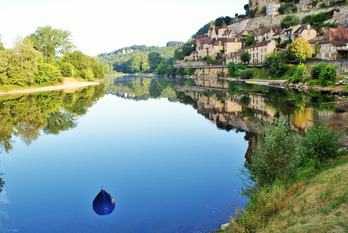 La Dordogne à La Roque-Gageac, le village au pied de la falaise