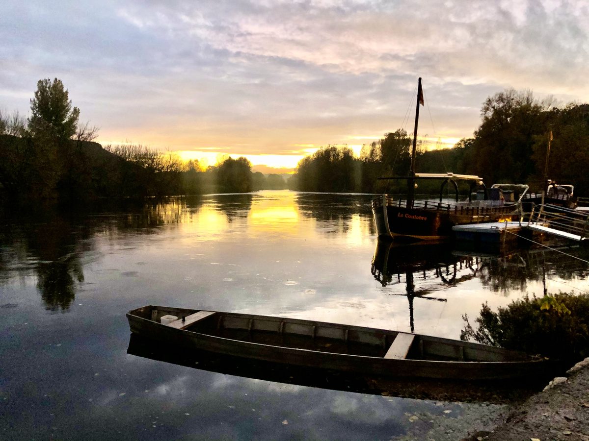 Une gabare amarrée sur la Dordogne, au soleil couchant
