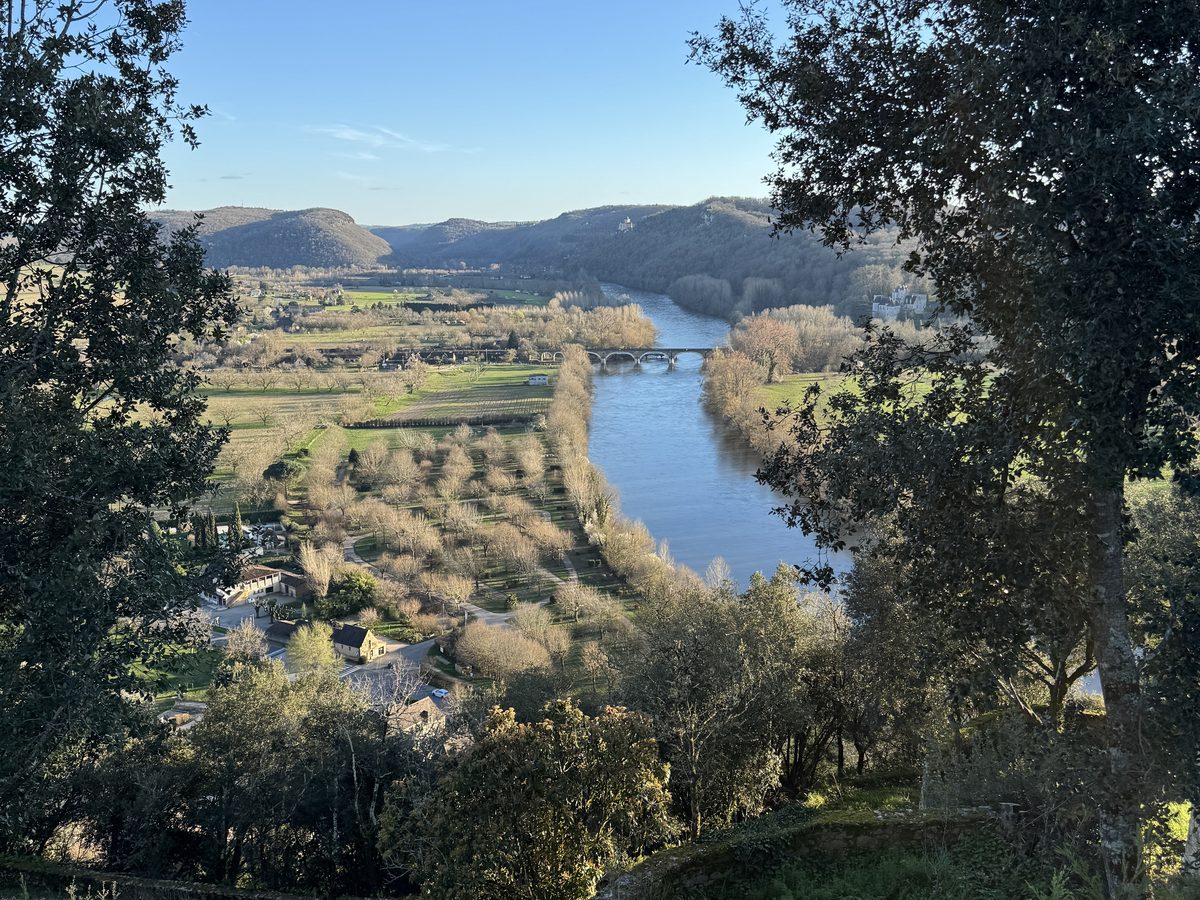 La vallée de la Dordogne depuis le belvédère, et son pont