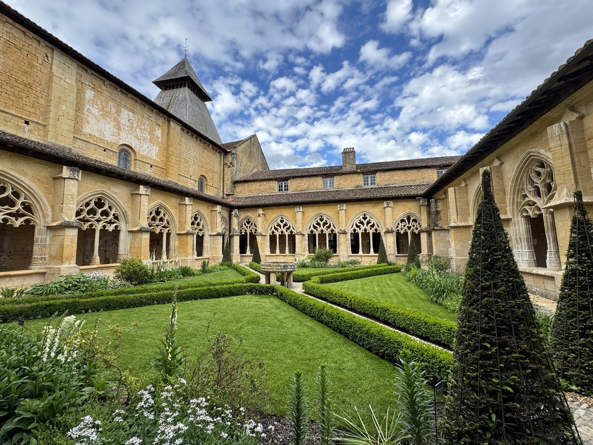 Le cloître de l'abbaye de Cadouin et son jardin