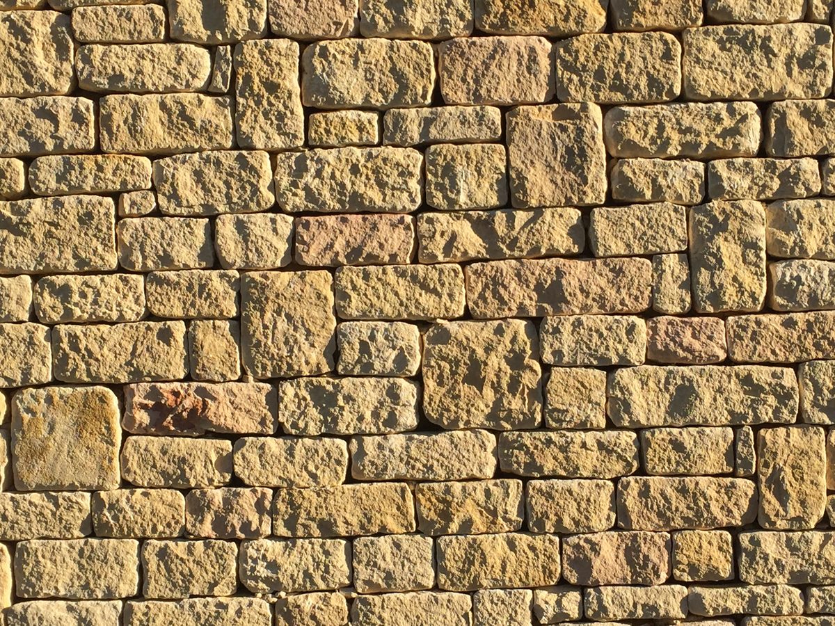 Le mur de pierre sèche du Périgord, son appareillage de pierres blondes