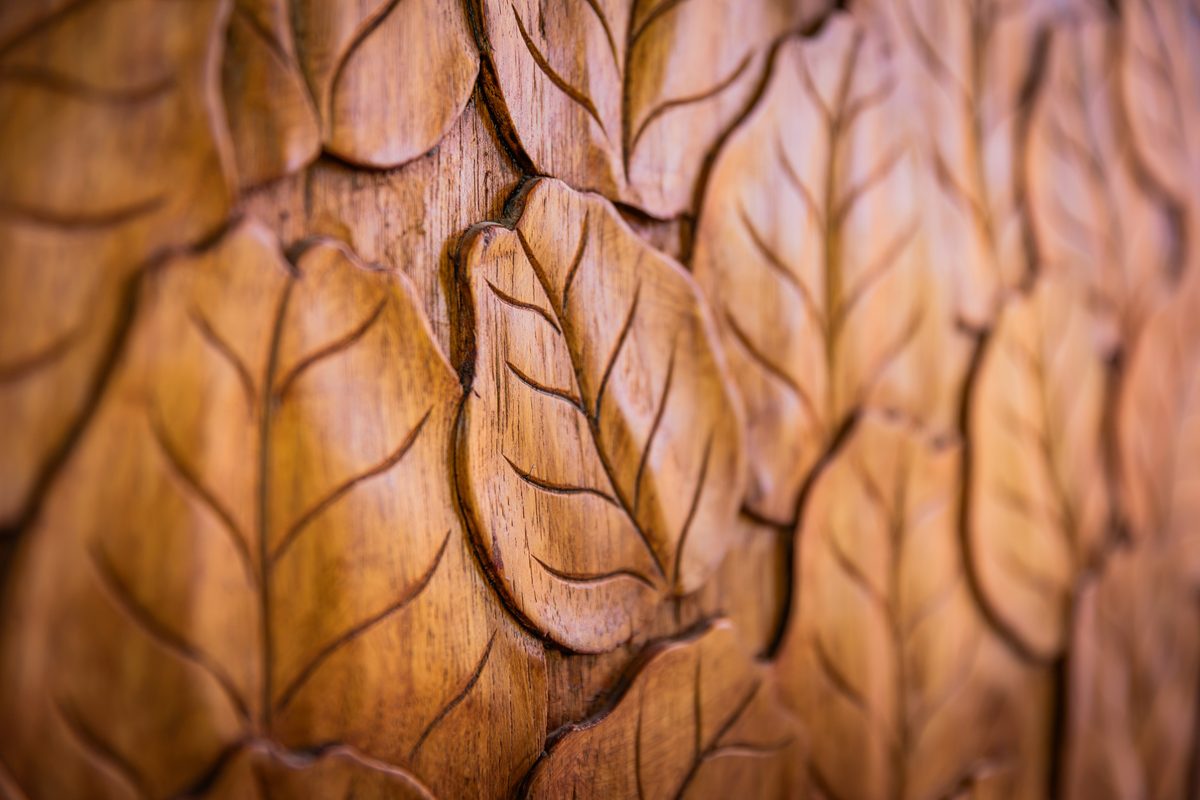 Le teck sculpté de feuilles, en gros plan