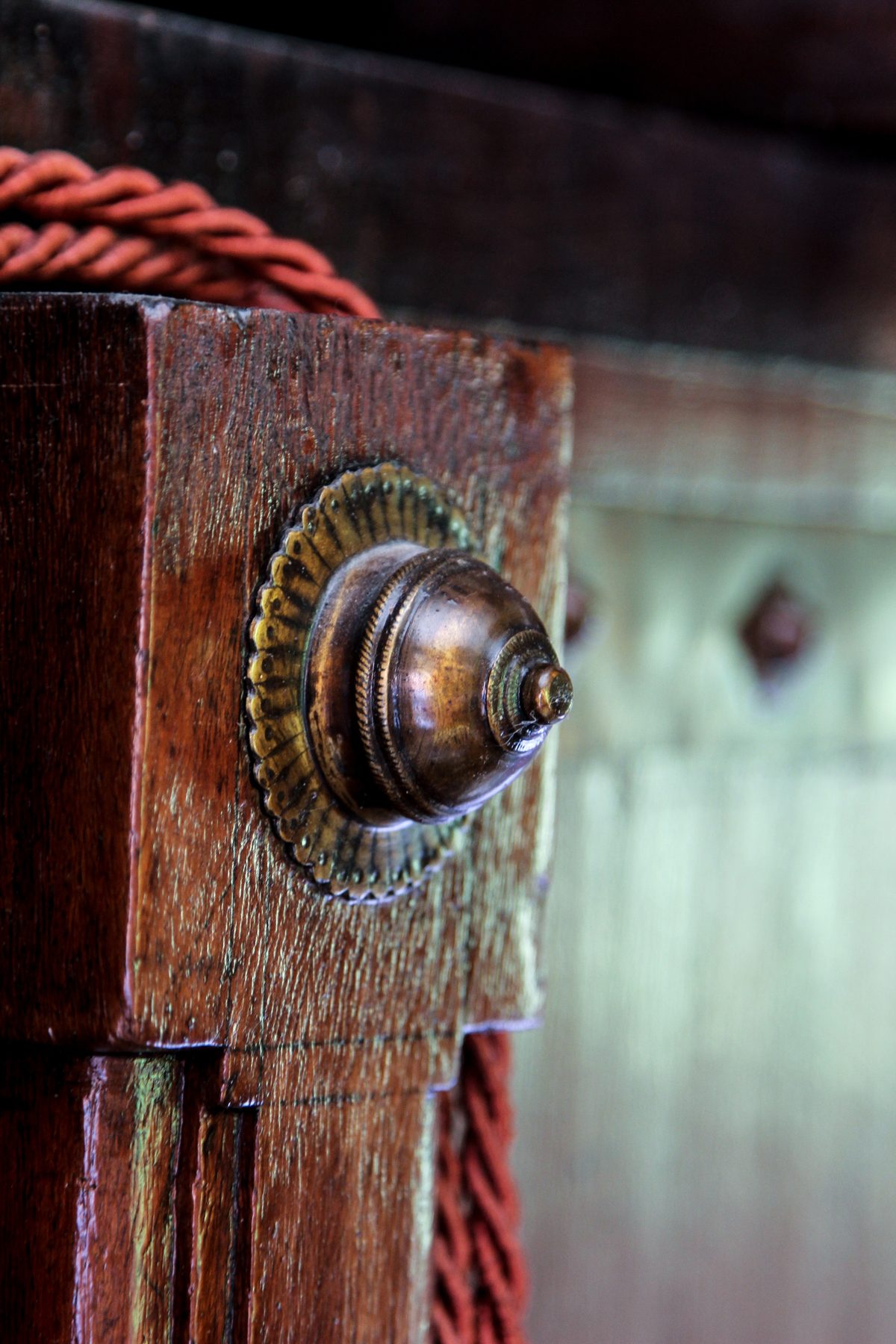 Le bouton de bronze d'une porte ancienne, et sa cordelière