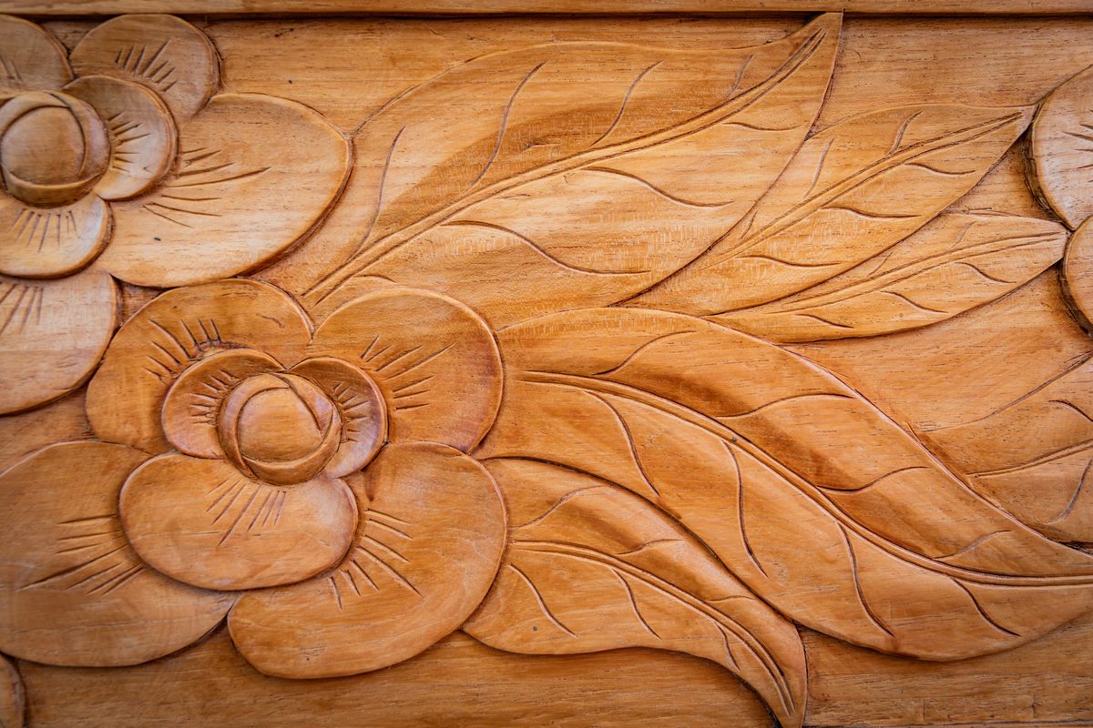 Les fleurs et les feuilles sculptées dans le teck clair
