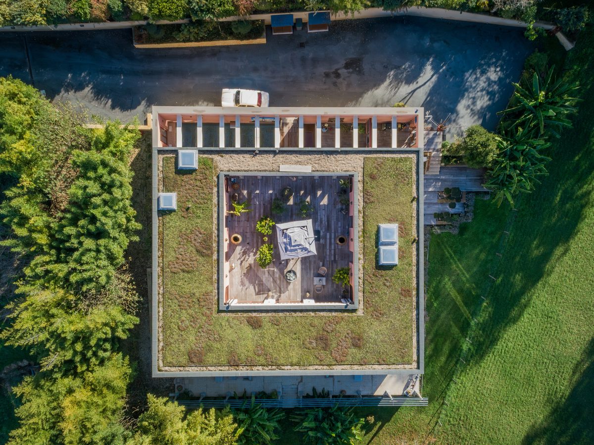 Le patio vu à la verticale, sa géométrie carrée ouverte sur le ciel