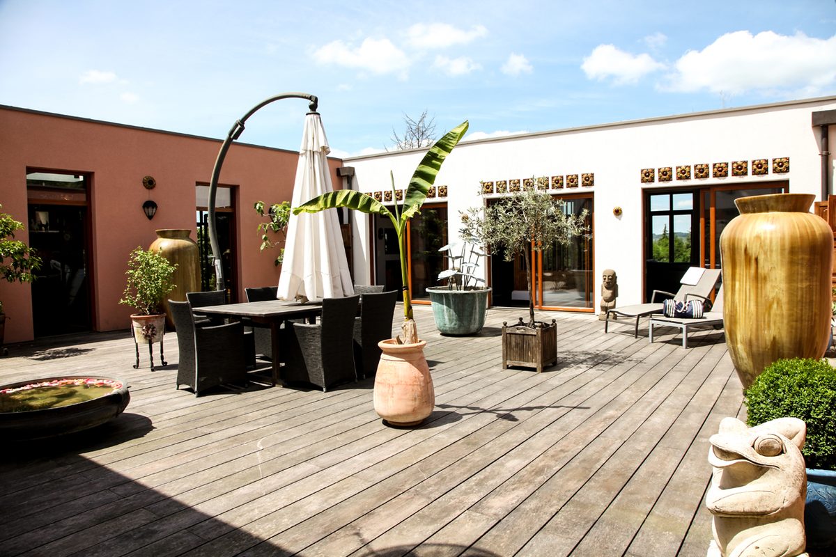 Le patio, sa grande table et ses jarres, au soleil de midi