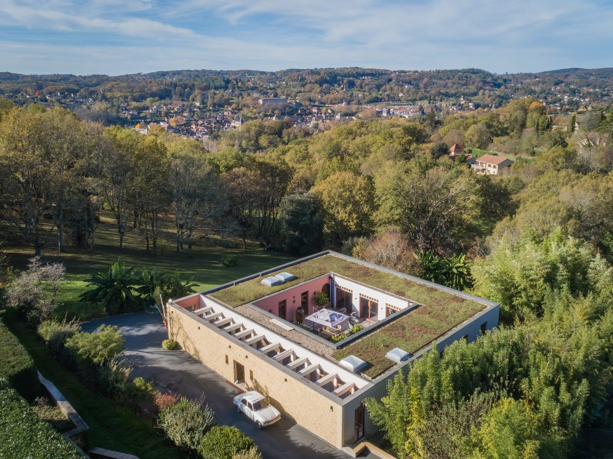 La villa et sa toiture végétalisée au-dessus de la vallée, à l'automne