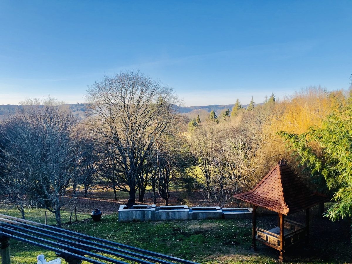 La vallée depuis la terrasse, les arbres roux et le toit du kiosque