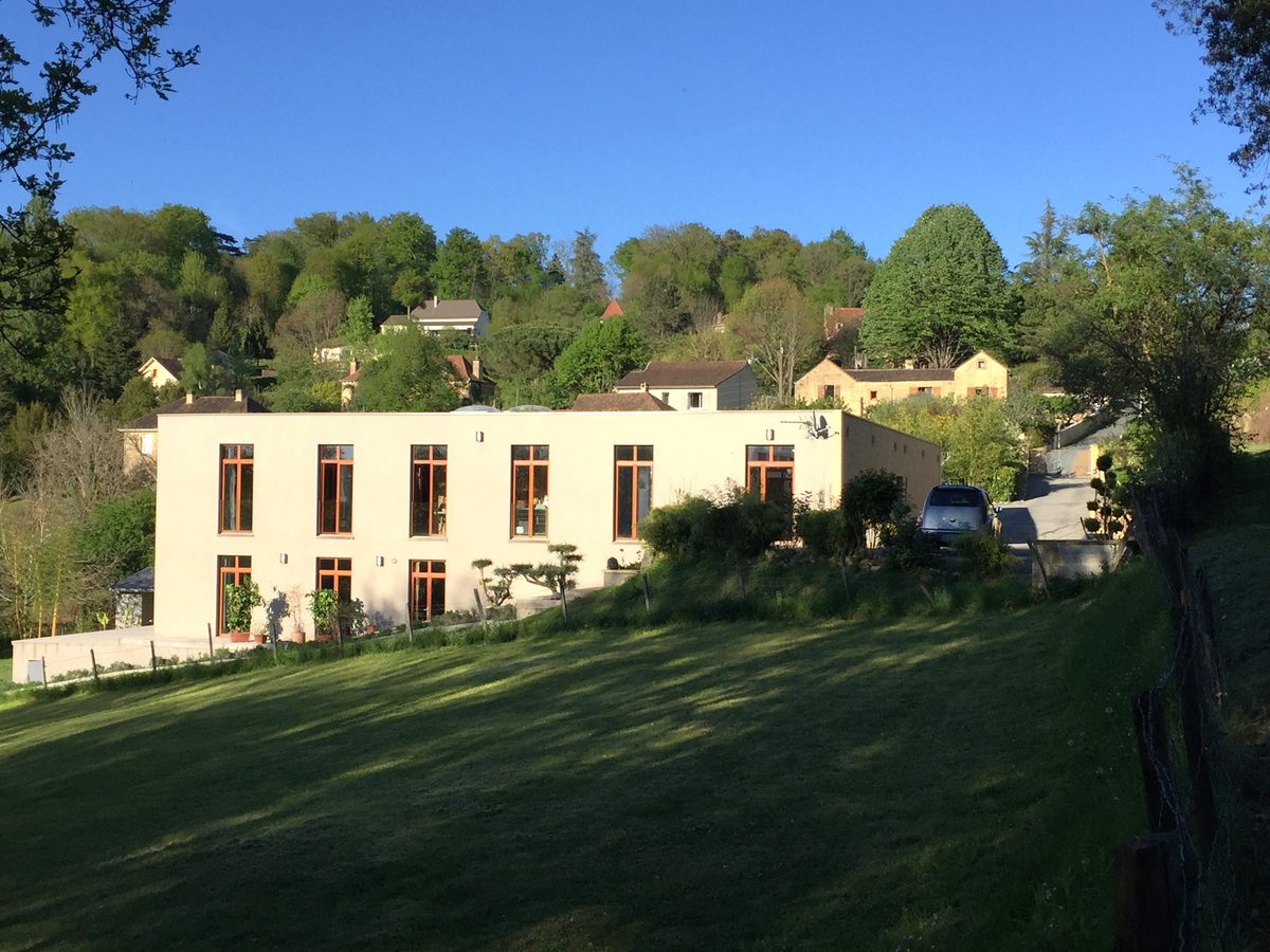 La villa vue de la prairie, en contrebas du jardin