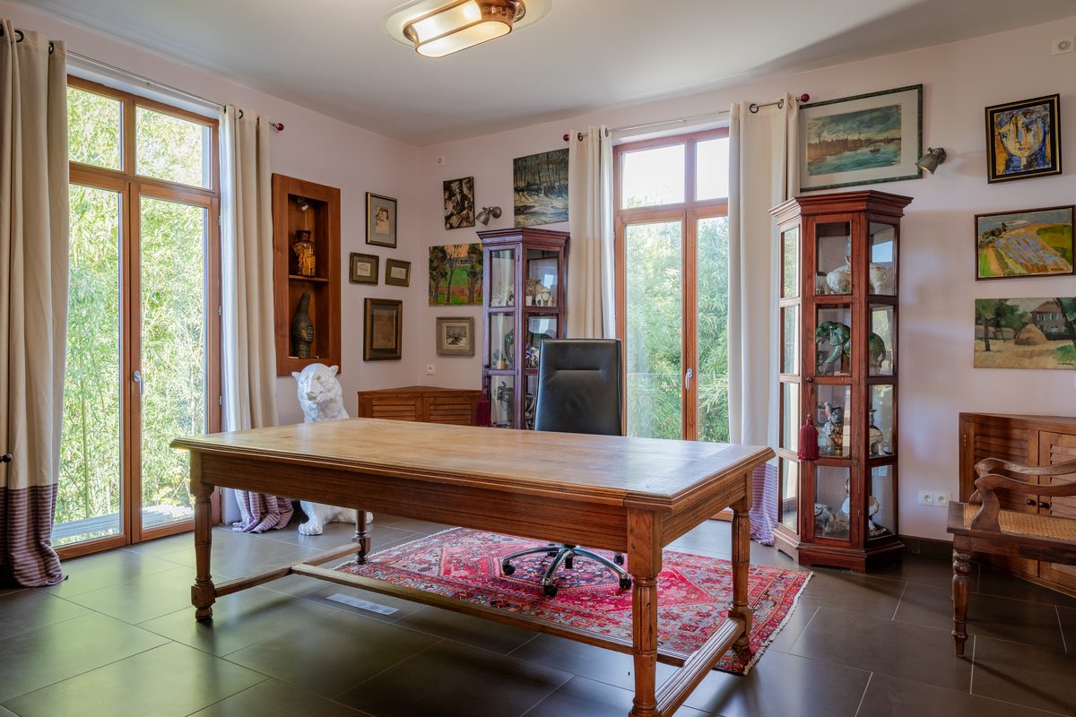 Le bureau, sa table de chêne et ses vitrines