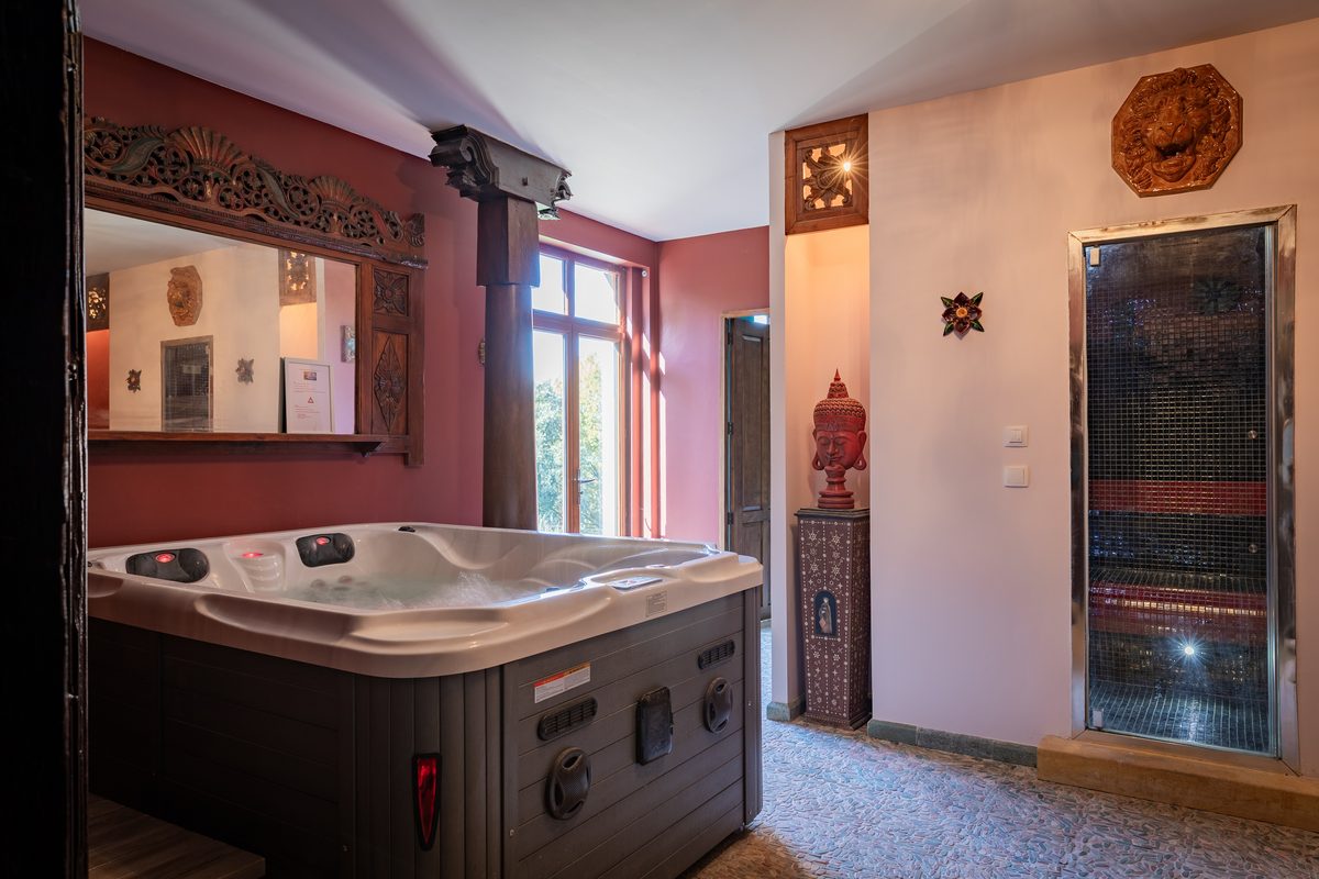 Le spa, son bassin à remous et la porte du hammam