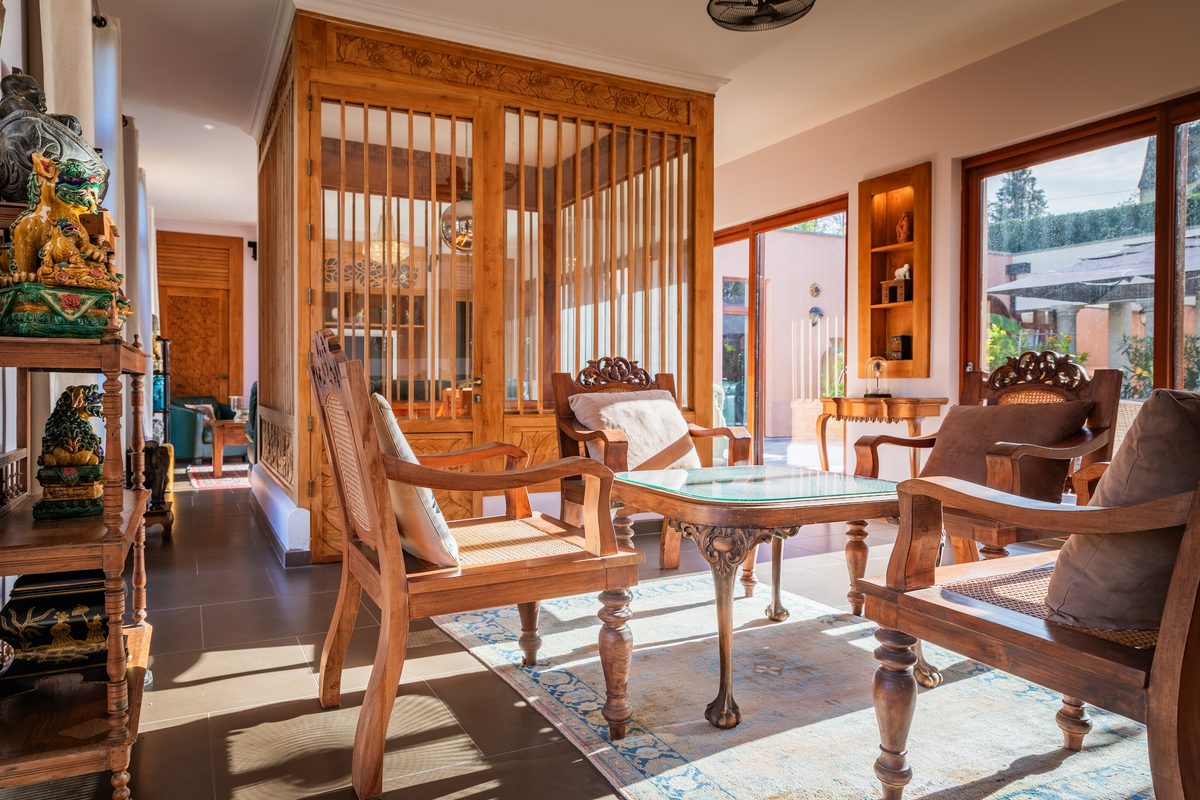 Le salon exotique, ses fauteuils de teck et son tapis d'Orient