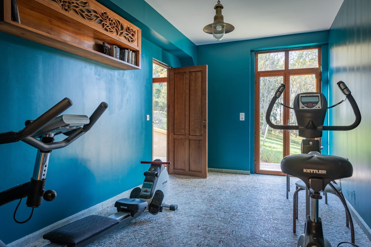 La salle de fitness, ouverte de plain-pied sur le jardin